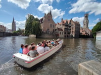 Bruges, croisière en bateau en petit groupe et visite à pied guidée - Housity