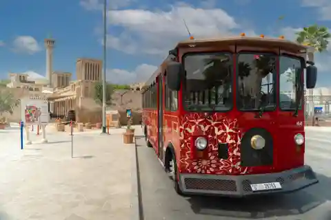 Dubai: Heritage Express Cultural Trolley Tour cu băuturi