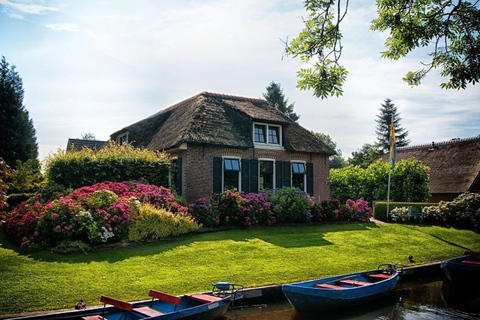 From Amsterdam: Private Tour to Giethoorn with Canal Cruise