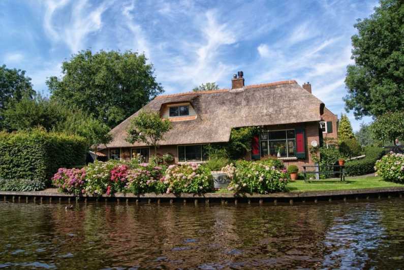 From Amsterdam: Private Tour to Giethoorn with Canal Cruise