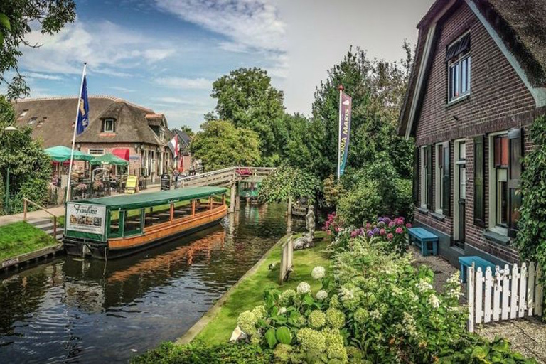 From Amsterdam: Private Tour to Giethoorn with Canal Cruise