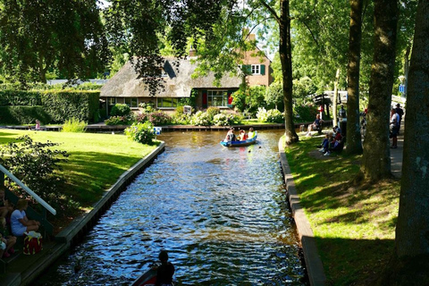 From Amsterdam: Private Tour to Giethoorn with Canal Cruise