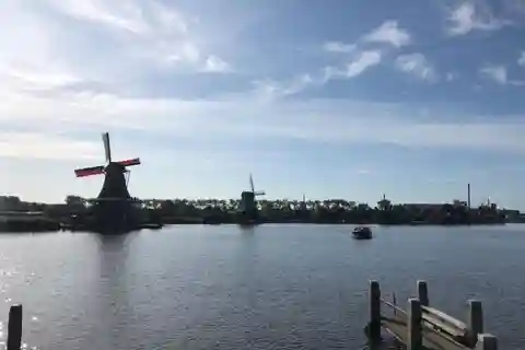 Private sightseeing tour to the Windmills & Giethoorn