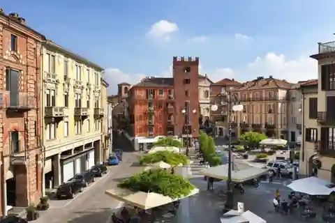 Assaggia le prelibatezze locali e assaggia i vini in un tour guidato