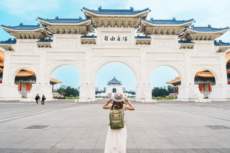 Taipei: Private Photoshoot at Iconic Landmarks Premium: 50 photos | 60 mins
