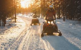 Ylläs: Snowmobile Tour to Arctic Snow Village & Snack