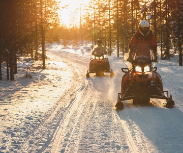 Ylläs Excursión en moto de nieve al Pueblo de las Nieves Árticas y merienda