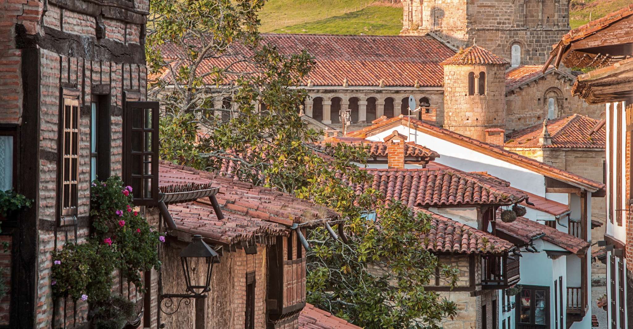 Desde Santander, Santillana del Mar & Altamira Museum Tour - Hizvo