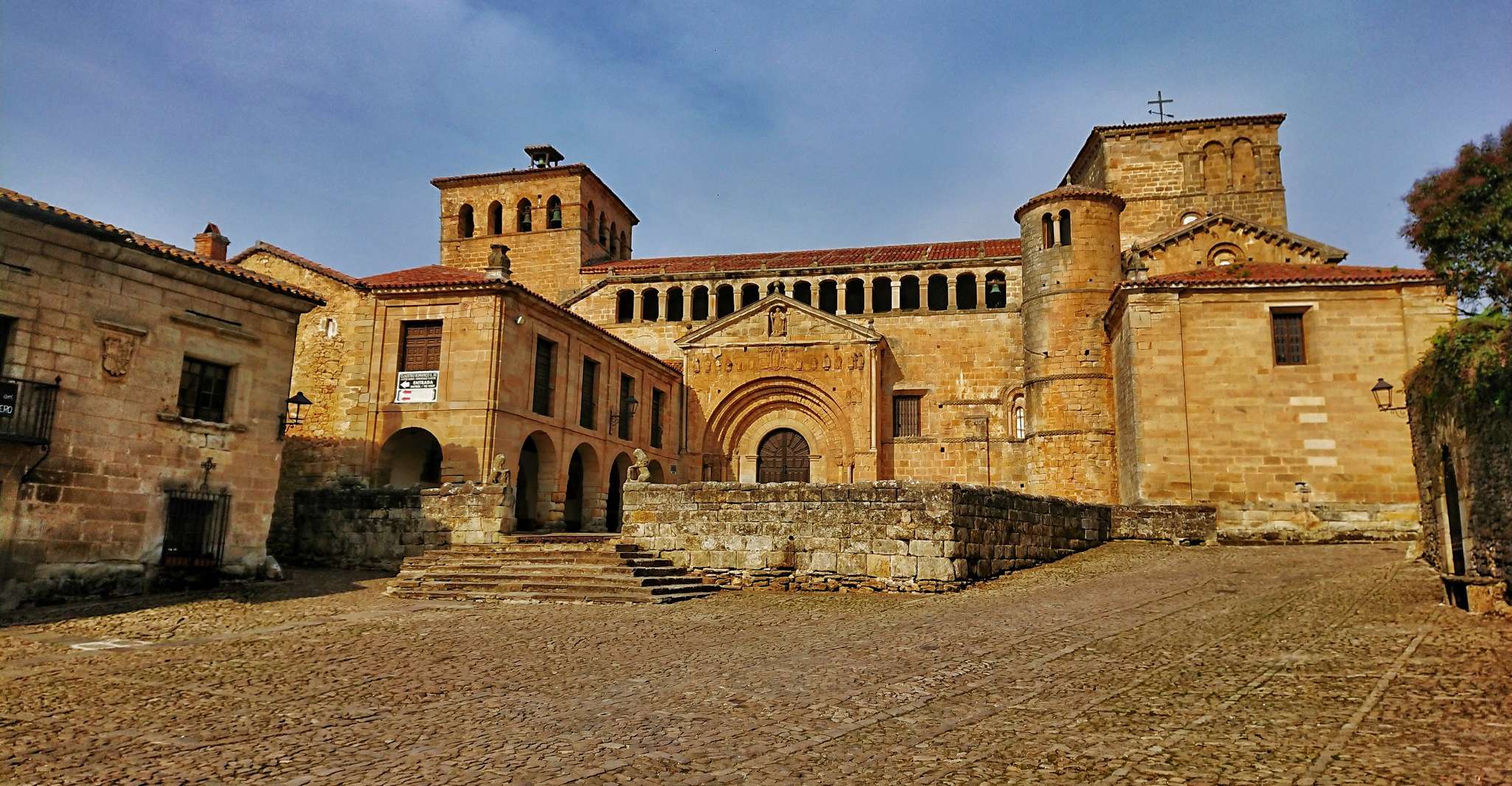 Desde Santander, Santillana del Mar & Altamira Museum Tour - Hizvo