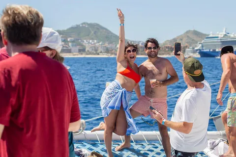 Cabo San Lucas: 4-Hour Snorkeling Cruise with Open Bar