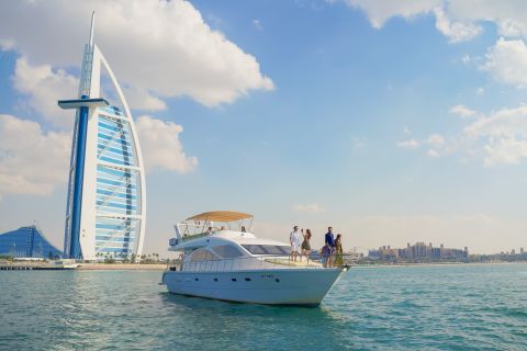 Dubai: Marina-Bootsfahrt auf einer Jacht mit Frühstück, Mittagessen oder Abendessen