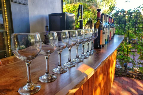 Tour a piedi con vino, cocktail e cibo