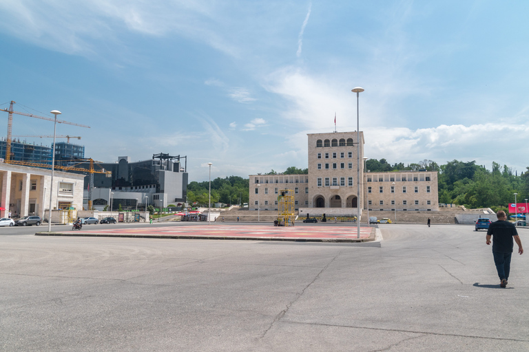 Paisagens verdes e parques de Tirana - passeio a pé