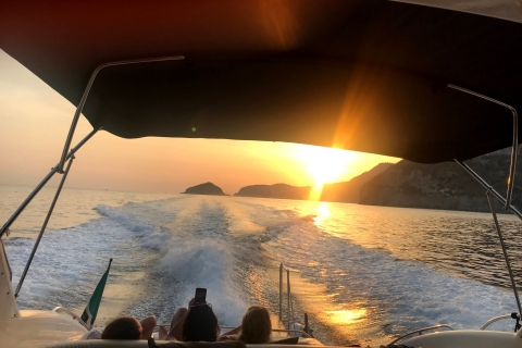 Au départ de Sorrente : Excursion privée en bateau au coucher du soleil à Capri