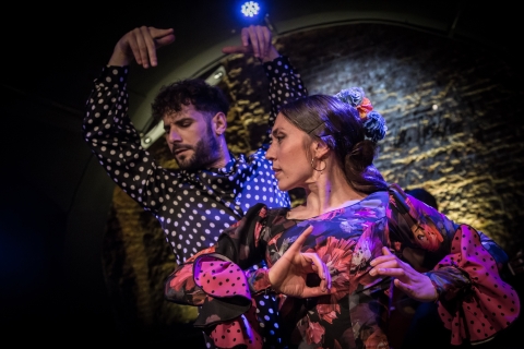 Madryt: Bilety na pokaz flamenco „La Cueva de Lola” z napojamiMadryt: Bilety na pokaz flamenco z drinkiem w centrum miasta