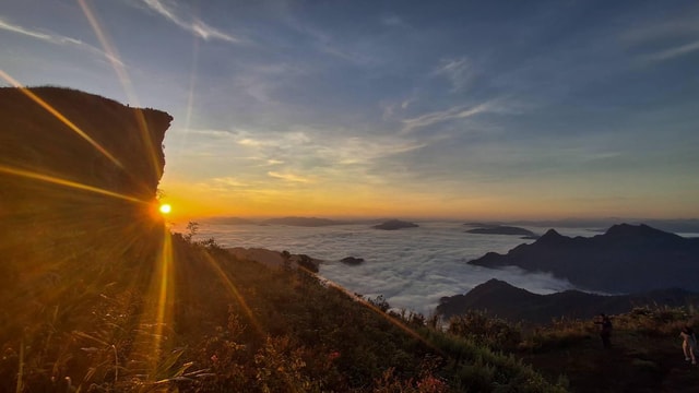 Chiang Rai: Epic Sunrise Above a Sea of Clouds Phu Chi Fa