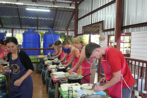 Chiang Mai: Corso di cucina thailandese nella fattoria e nel mercato biologicoNella fattoria e nel mercato biologico