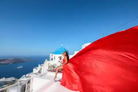 Santorini: Private Flying Dress Photoshoot with Dress Rental