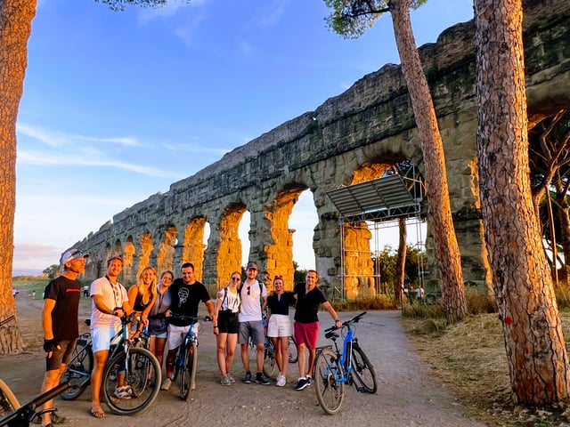 Roma: Vía Apia y Catacumbas al Atardecer en E-bike con Aperitivo