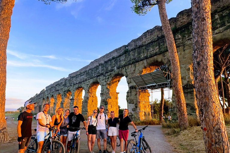 Rome : visite guidée en vélo électrique au coucher du soleil avec catacombes et apéritifExcursion en vélo électrique au coucher du soleil avec catacombes et apéritif