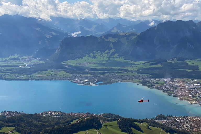 Berno: Prywatny 26-minutowy lot helikopterem nad jeziorem Thun
