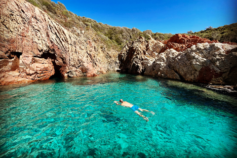 Nära Ajaccio : Kryssning till Piana Scandola-klipporna och GirolataFrån Tiuccia: Morgonkryssning till Piana Scandola och Girolata