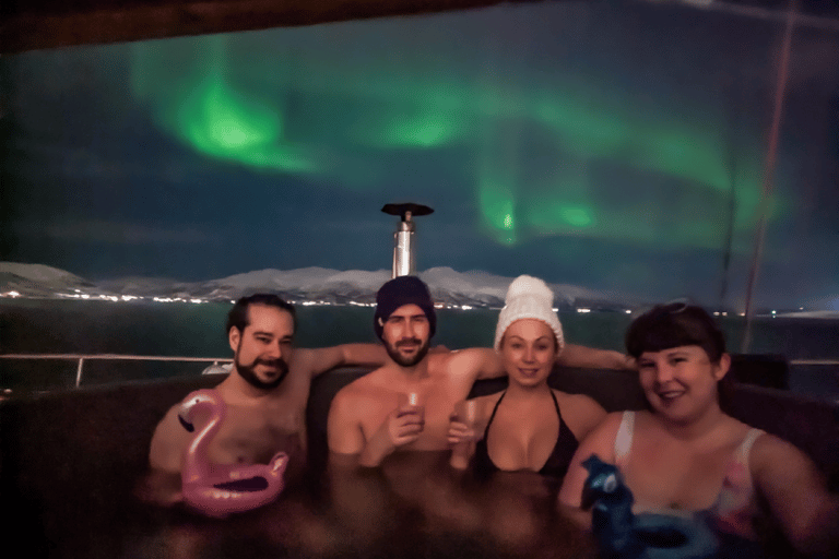 Tromso: Cruzeiro de luxo pela aurora boreal com banheira de hidromassagem e jantarTromso: cruzeiro luxuoso pela aurora boreal com banheira de hidromassagem e jantar