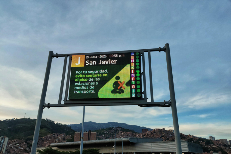 Medellín: Tour durch die Comuna 13, den Botero Park und den Metrocable mit einem lokalen Guide