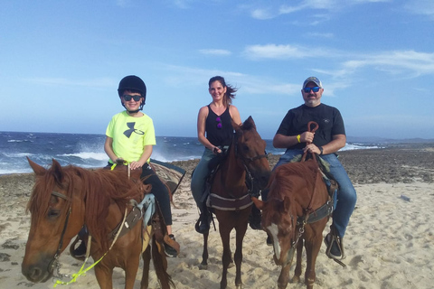 Tour privado a caballo por la playa y el parque nacional de Aruba ArikokPlaya para montar a caballo y Parque Nacional Arikok