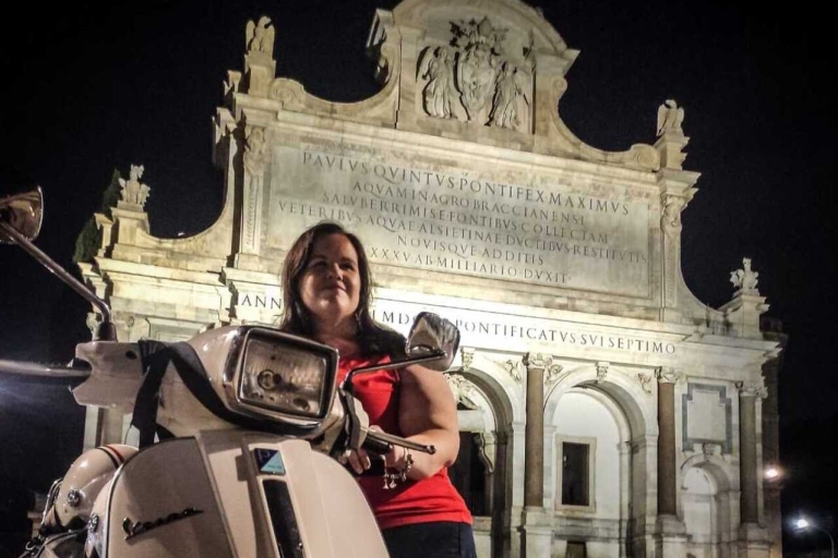 Rome by Night Vespa Tour with Driver / Private GuideRzym nocą Vespa wycieczkę z prywatnym przewodnikiem