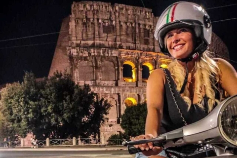 Tour de Rome de nuit en Vespa avec chauffeur / guide privéRome by Night Vespa tournée avec guide privé
