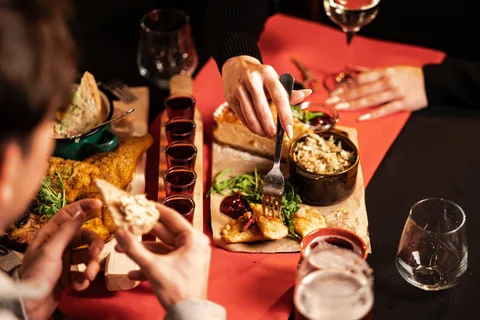 Krakow: Polish Folk Dinner with Vistula River Cruise