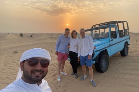 Dubai: Al Marmoom Oasis Vintage Safari, Dinner & Stargazing