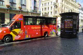 Prag: Sightseeing durch die Stadt mit dem Hop-On/Hop-Off-Bus und optionale Bootstour
