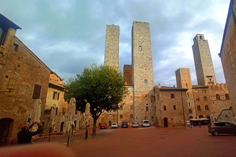 Florencja: Volterra i San Gimignano Wine Tour z lunchemChianti Tour z wizytą w San Gimignano i Volterra