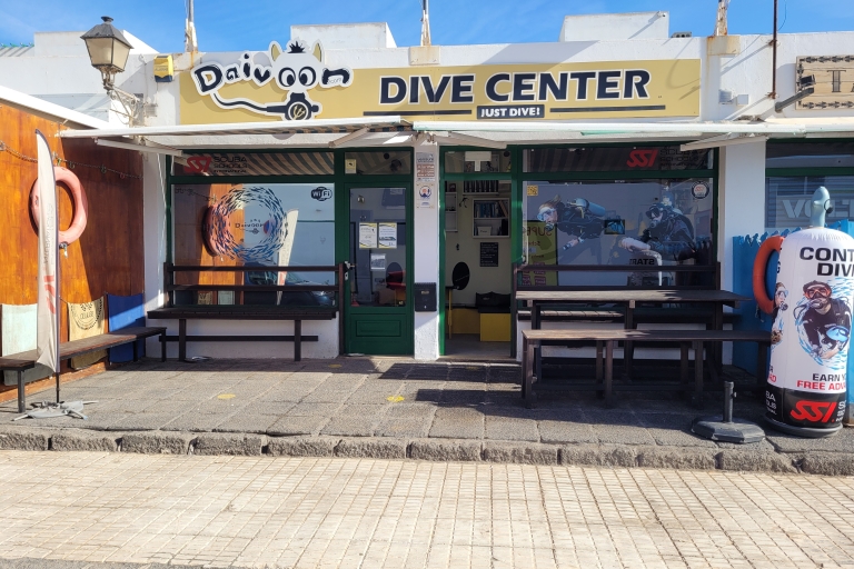 Lanzarote: Beginner Scuba Diving Course with Two Dives Small Group Scuba Diving Session
