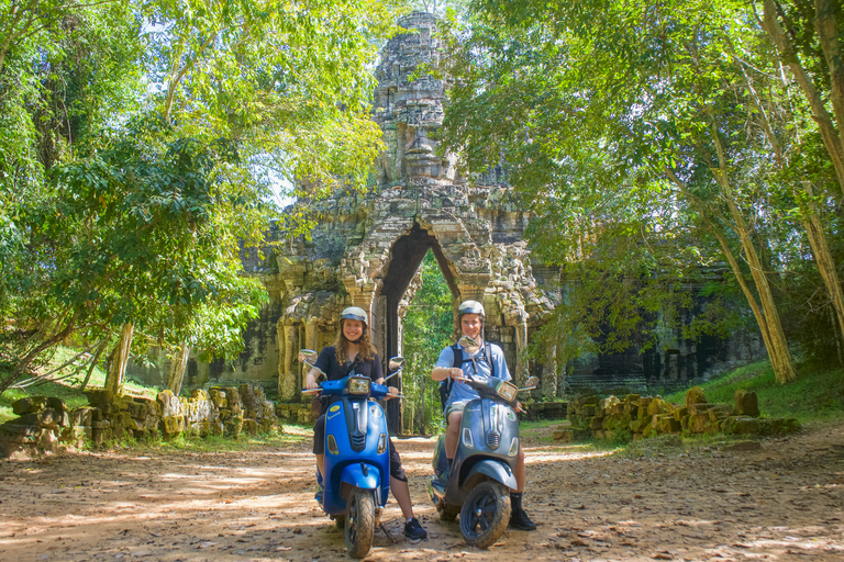 Angkor Wat: półdniowa wycieczka Vespa o wschodzie słońca z lunchem