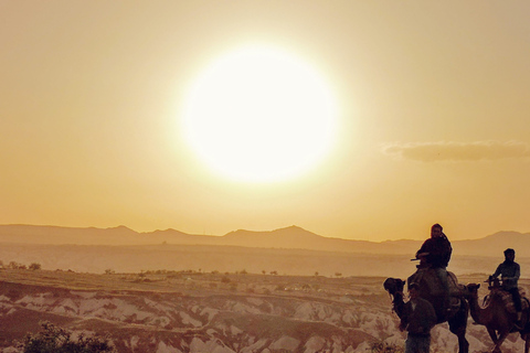 Kappadokien: Kamelritt bei Sonnenuntergang oder SonnenaufgangSonnenaufgang Kamelreiten mit Luftballons