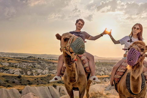 Cappadoce : Promenade à dos de chameau au coucher ou au lever du soleilLever du soleil Promenades à dos de chameau avec ballons