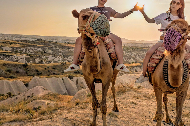 Kapadocja: przejażdżka na wielbłądzie o zachodzie lub wschodzie słońcaSunrise Camel przejażdżki z balonami