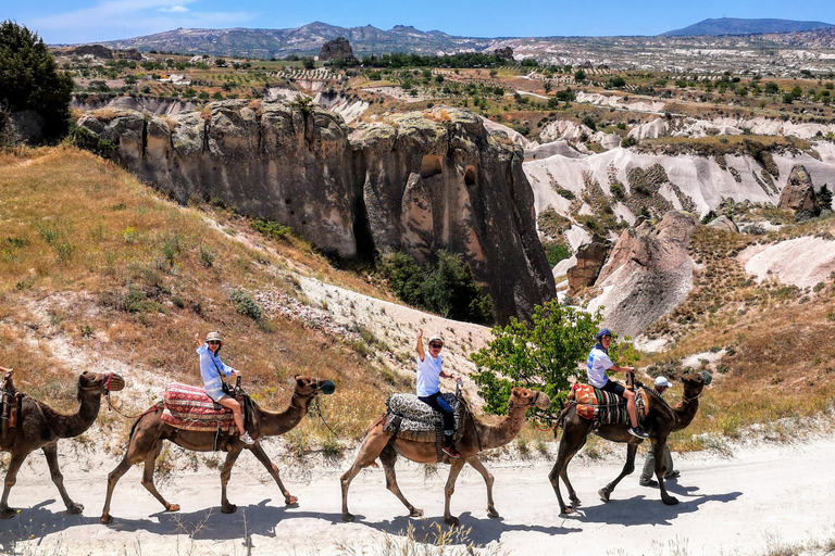 Cappadoce : Promenade à dos de chameau au coucher ou au lever du soleilLever du soleil Promenades à dos de chameau avec ballons