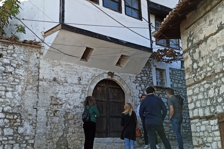 Desde Durrës o Tirana: recorrido por la historia de Berat y la comida localDesde Durrës o Tirana: tour de cata de vinos e historia de Berat