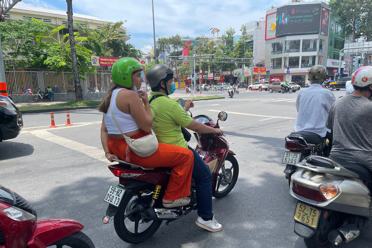 Saigon: Stadens osynliga höjdpunkter 2h Tur | Opt: Ao Dai RyttareSaigon: Stadsvandring med osynliga höjdpunkter | Opt: Ao Dai Riders