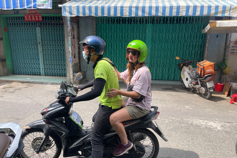 Saigon: Stadens osynliga höjdpunkter 2h Tur | Opt: Ao Dai RyttareSaigon: Stadsvandring med osynliga höjdpunkter | Opt: Ao Dai Riders