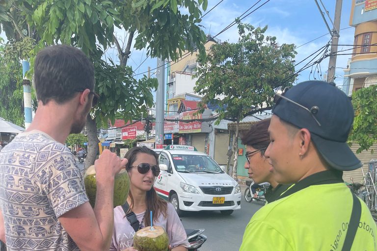 Saigon: Stadens osynliga höjdpunkter 2h Tur | Opt: Ao Dai RyttareSaigon: Stadsvandring med osynliga höjdpunkter | Opt: Ao Dai Riders