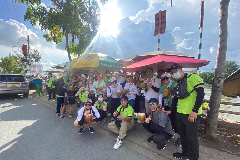 Saigon: Stadens osynliga höjdpunkter 2h Tur | Opt: Ao Dai RyttareSaigon: Stadsvandring med osynliga höjdpunkter | Opt: Ao Dai Riders