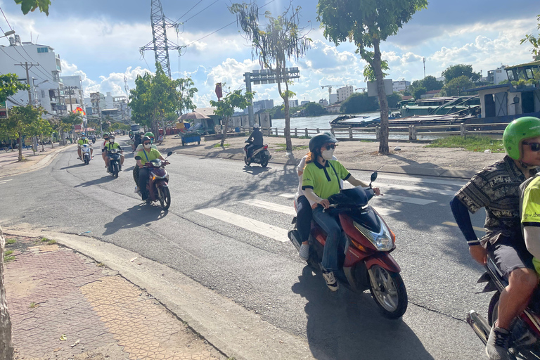 Saigon: Stadens osynliga höjdpunkter 2h Tur | Opt: Ao Dai RyttareSaigon: Stadsvandring med osynliga höjdpunkter | Opt: Ao Dai Riders