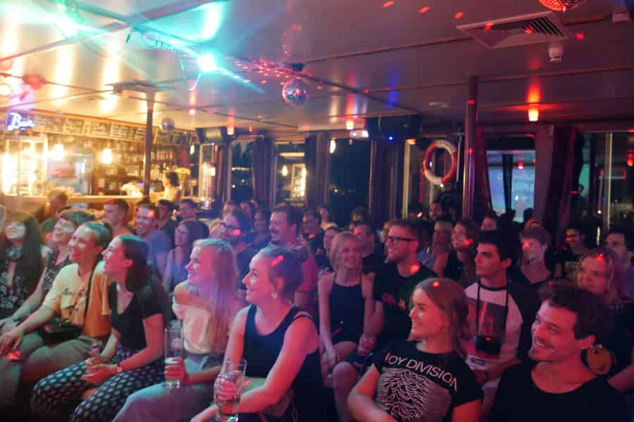 Berlin: Lachende Spree Comedy Show auf einem Boot. Foto: GetYourGuide