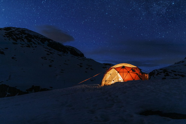 Da Skjeggedal: tour invernale al tramonto a Trolltunga con pernottamento