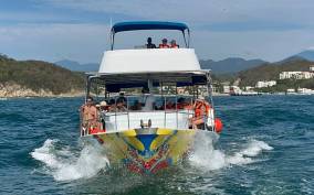 Huatulco: Premium Boat Tour with snorkel experience.